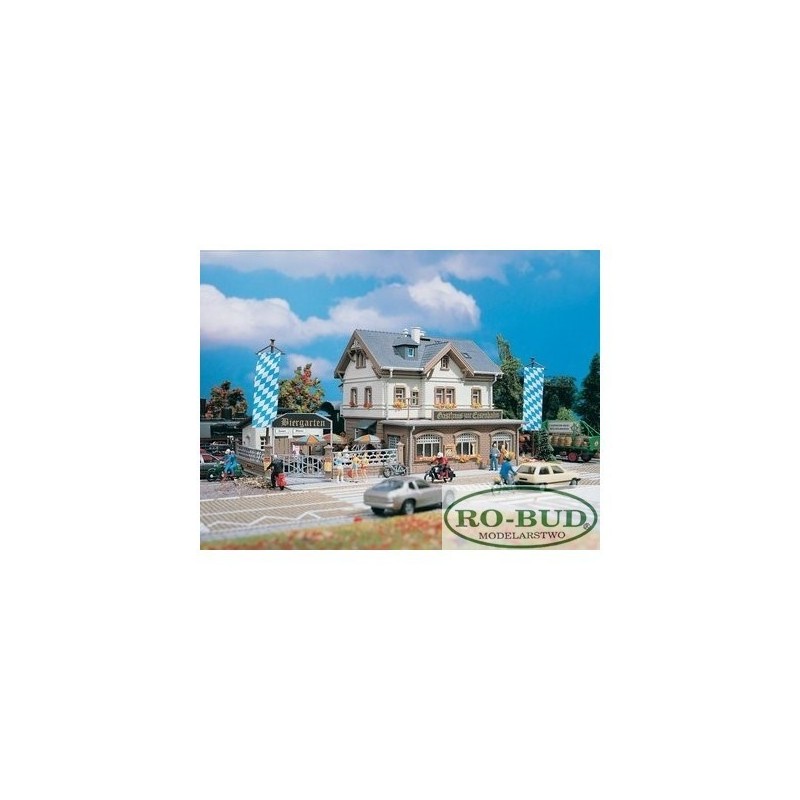 Model restauracji z ogródkiem, skala 1:87, RO-BUD. Biały budynek z szarym dachem i detalami.