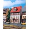 Model apteki, skala 1:160, wykonany z tworzywa. Czerwony dach, detaliczne odwzorowanie.