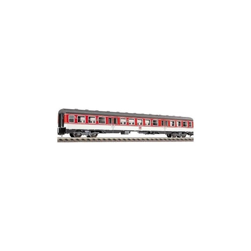 Wagon osobowy FLA4433, skala 1:87, czerwono-biały, z licznymi detalami.