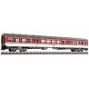 Wagon osobowy FLA4433, skala 1:87, czerwono-biały, z licznymi detalami.