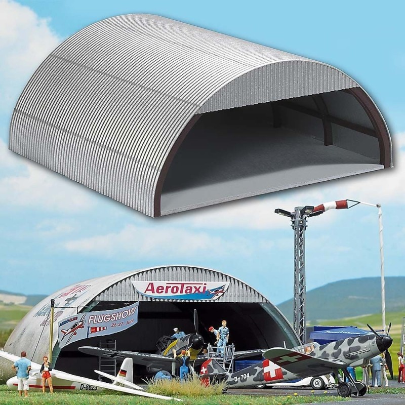 Hangar lotniczy, skala 1:87, Busch. Szary, metalowy dach, detale architektoniczne.