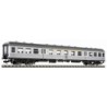 Model redukcyjny wagonu osobowego FLA5641, skala 1:87, srebrny z żółtym paskiem.
