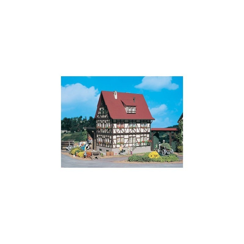 Model redukcyjny Domu pruskiego, skala nieokreślona, producent nieokreślony. Detaliczny model architektoniczny z czerwonym dache