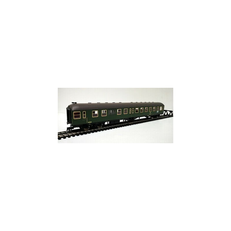 Model redukcyjny wagonu osobowego FLA5664, skala 1:87, zielony z żółtymi obramowaniami okien.