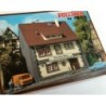 Model redukcyjny warsztatu instalacyjnego, skala 1/160N, VOLLMER. Detaliczny budynek z czerwonym dachem i dwoma postaciami.