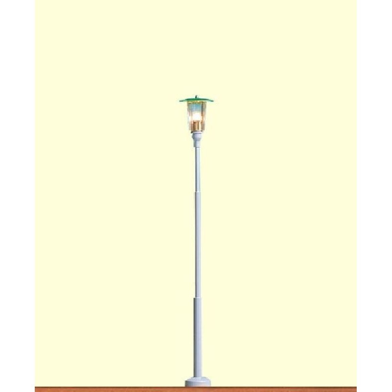 Lampa peronowa, skala 1:87, metalowa, z zielonym daszkiem i przezroczystym kloszem.