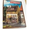 Model redukcyjny Tawerna z winem, skala 1/160N, Vollmer. Detaliczny budynek z drewnianymi elementami i czerwonym dachem.