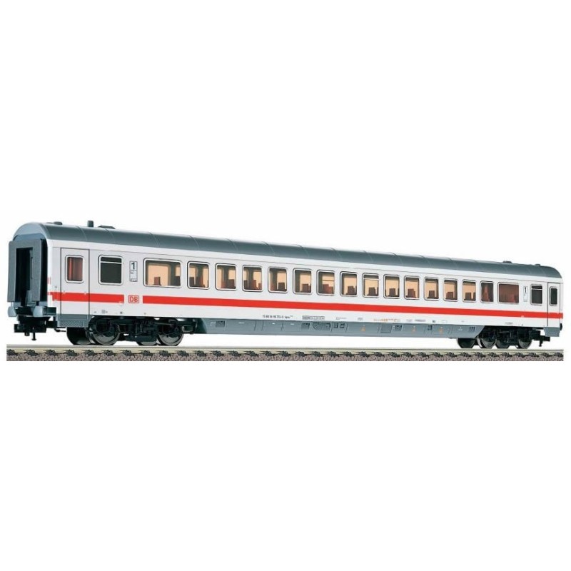Model redukcyjny wagonu osobowego FLA5182, skala nieokreślona, producent nieokreślony. Biały z czerwonym paskiem i logo DB.