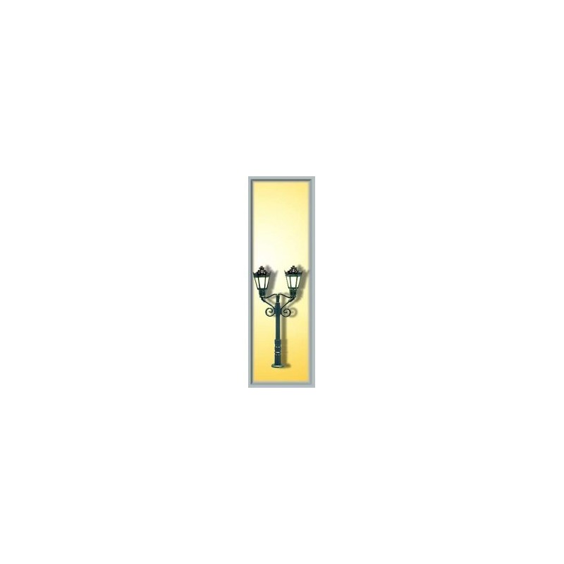 Lampa parkowa 2-ramienna, skala 1/160, gotowy model. Zielony metalowy słup z dwiema latarniami.
