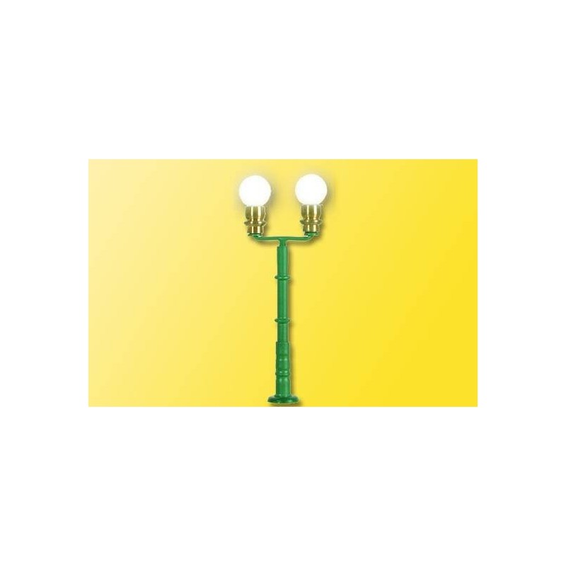 Lampa kula ziemska N Eno, skala N, zielony słup, dwie białe kuliste lampy.