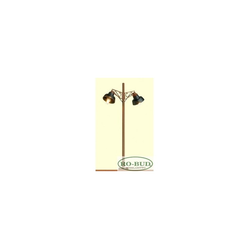 Lampa podwójna z drewnianym masztem, skala 1/87, Ro-Bud. Miedziana, z dwoma kloszami.