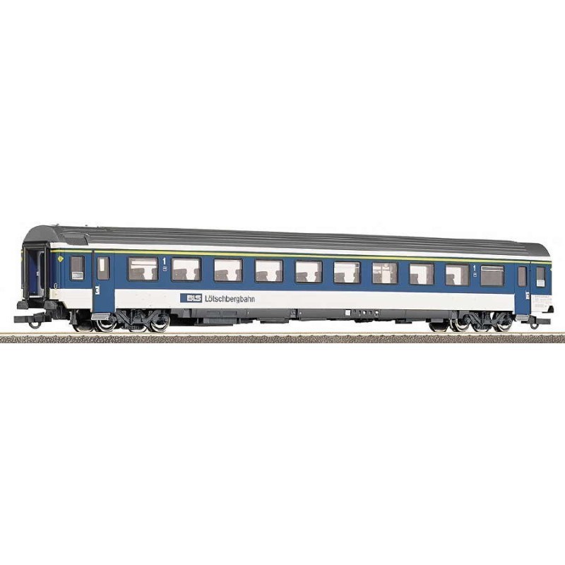 Model redukcyjny wagonu osobowego ROCO 45319, skala 1:87, niebiesko-biały z logo Lötschbergbahn.