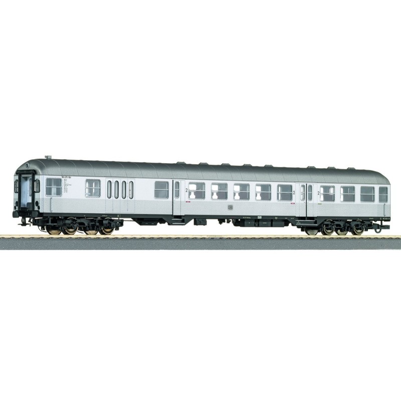 Model redukcyjny wagonu pasażerskiego ROCO 45482, skala 1:87, srebrny z czarnymi detalami.