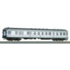 Model redukcyjny wagonu pasażerskiego ROCO 45482, skala 1:87, srebrny z czarnymi detalami.