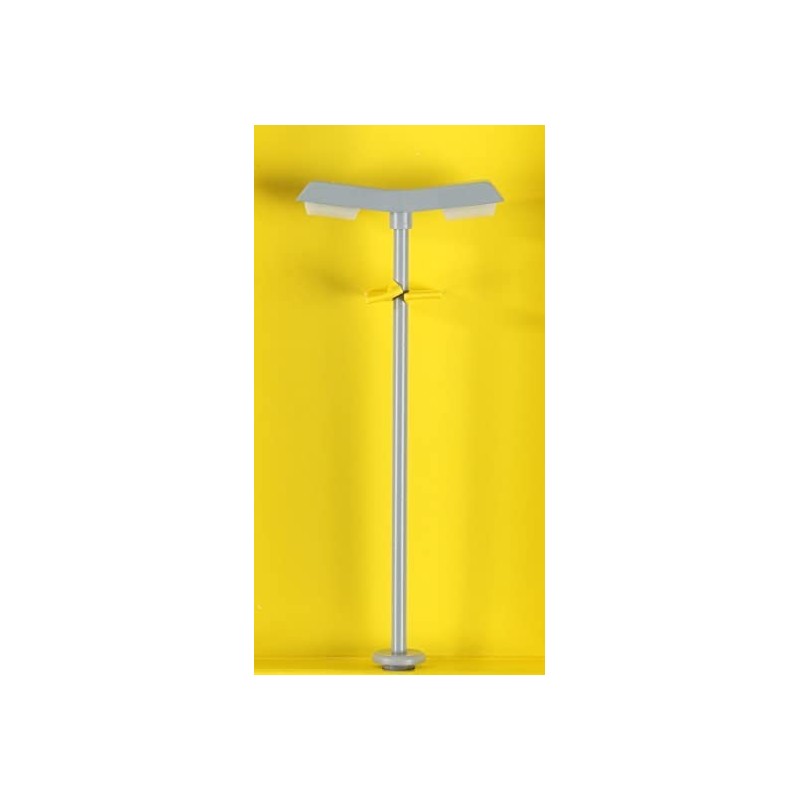 Model redukcyjny lampy ulicznej, skala 1:12. Metalowy słup z dwiema lampami.