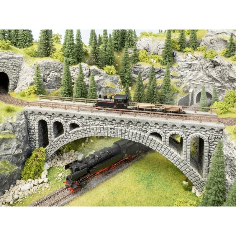 Wiadukt "Rhone", model redukcyjny, skala nieokreślona, detaliczny wiadukt kamienny z pociągami.