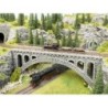 Wiadukt "Rhone", model redukcyjny, skala nieokreślona, detaliczny wiadukt kamienny z pociągami.