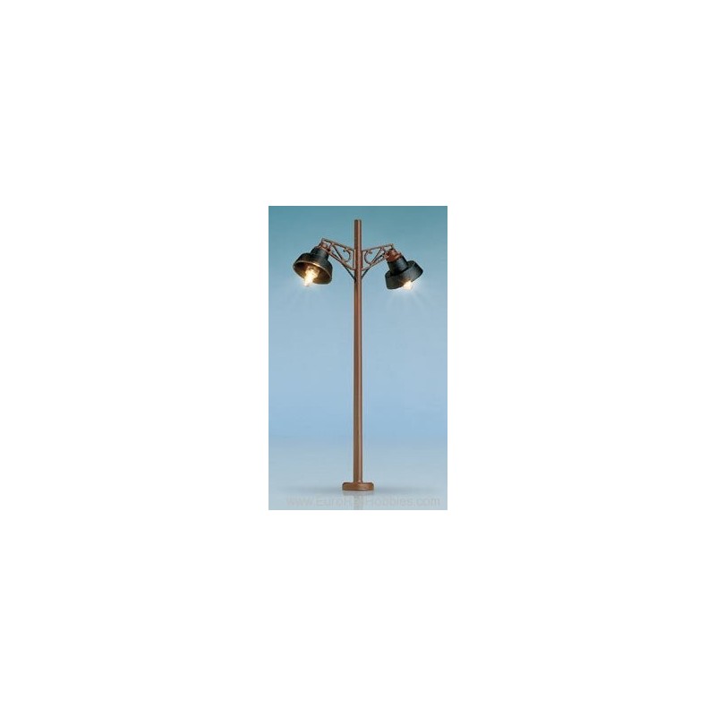 Lampa uliczna, skala 1:1, producent nieznany, metal, detale oświetleniowe.