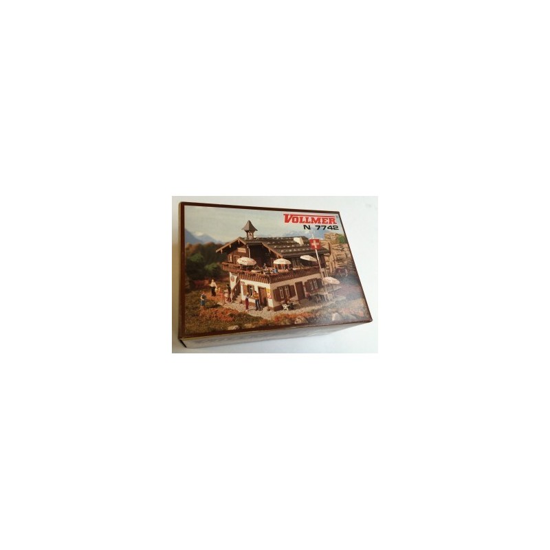 Model restauracji, skala 1/160N, Vollmer. Detaliczny budynek z tarasem i flagą Szwajcarii.
