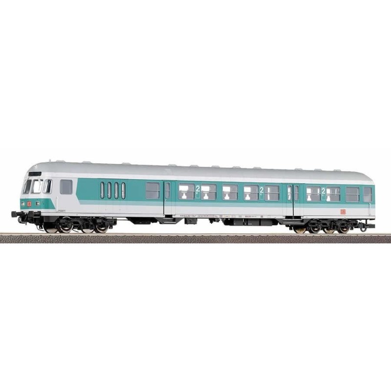 Model redukcyjny wagonu osobowego ROCO 45485, skala 1:87, zielono-szary, z detalami.