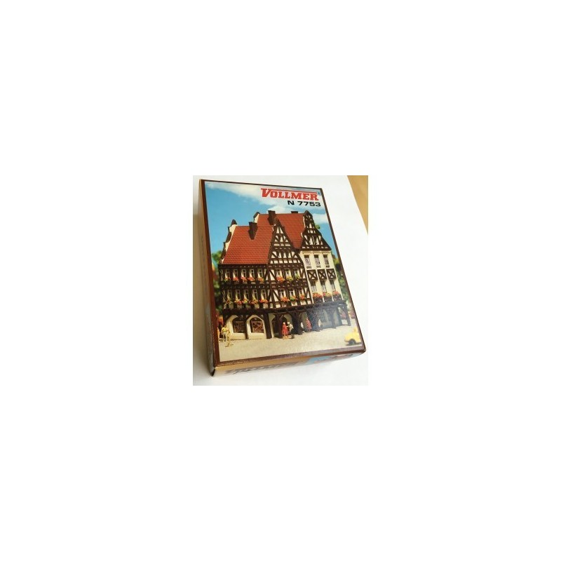 Model redukcyjny Ratusza, skala 1/160N, Vollmer. Czarno-biały, czerwony dach, detale architektoniczne.