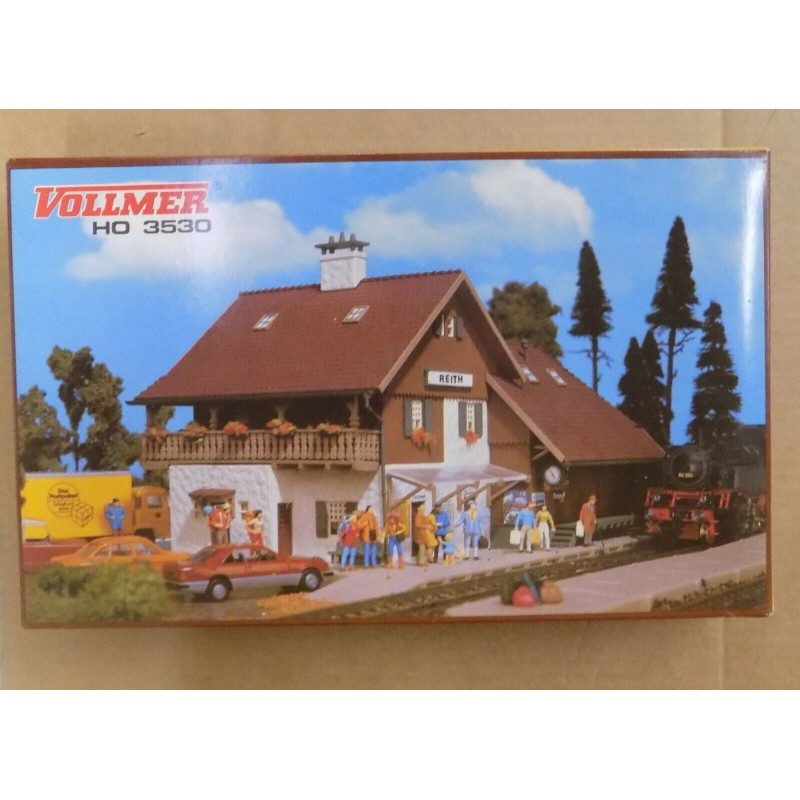 Dworzec Reith, skala 1:87, Vollmer. Brązowy dach, biała ściana, ludzie na peronie.