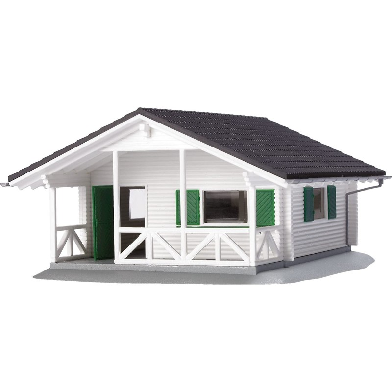 Model redukcyjny COTTAGE, skala 1:87, biały z zielonymi okiennicami i czarnym dachem.