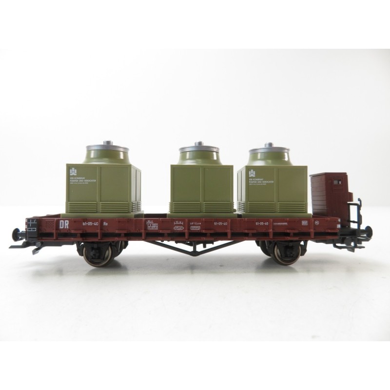Wagon towarowy ROCO 47045, skala H0, czerwony z zielonymi pojemnikami.