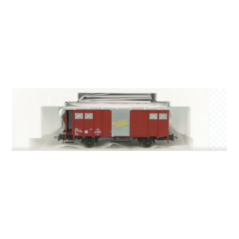 Wagon towarowy ROCO 66207, skala H0, czerwony z napisami żółtymi.