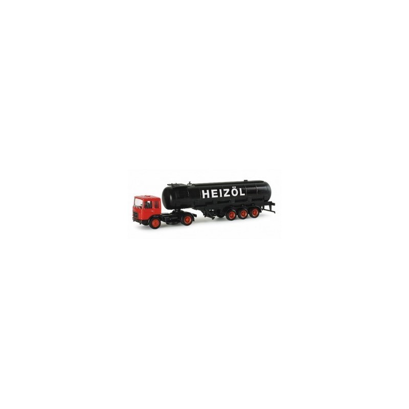 Model redukcyjny Roman Diesel "fuel oil", skala 1:87, Herpa. Czerwony ciągnik, czarny zbiornik z napisem "HEIZÖL".