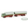 Model redukcyjny Buessing LU 11 "Wandt", skala 1:87, HERPA. Zielony ciągnik siodłowy z czerwonymi detalami i białymi naczepami.