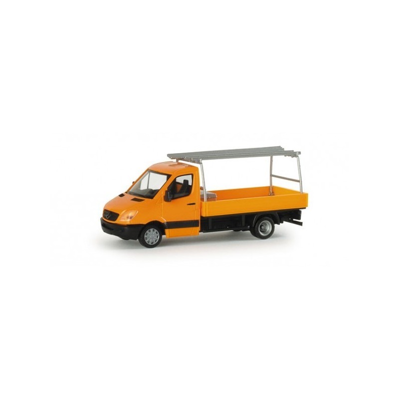 Model redukcyjny Mercedes Benz Sprinter pick-up, skala 1:87, HERPA. Pomarańczowy z czarnymi akcentami.