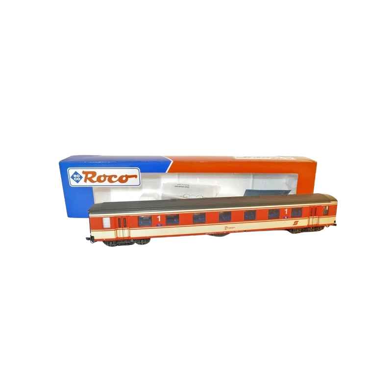 Wagon osobowy ROCO 45124, skala 1:87, ÖBB. Czerwono-biały, 1. klasa.