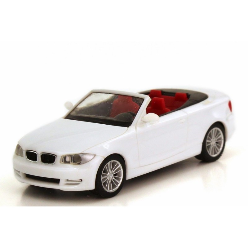 Model redukcyjny BMW 1 Cabrio, skala 1:43, HERPA. Biały samochód z czerwonymi siedzeniami.