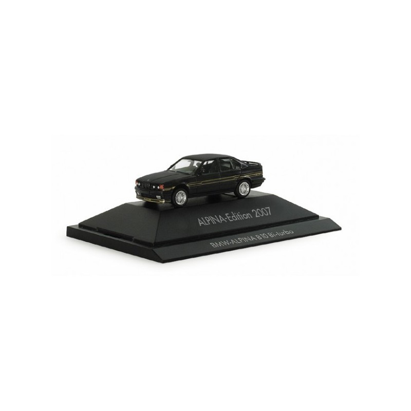 Model redukcyjny BMW Alpina B10, skala 1:87, Herpa. Czarny z złotymi paskami.