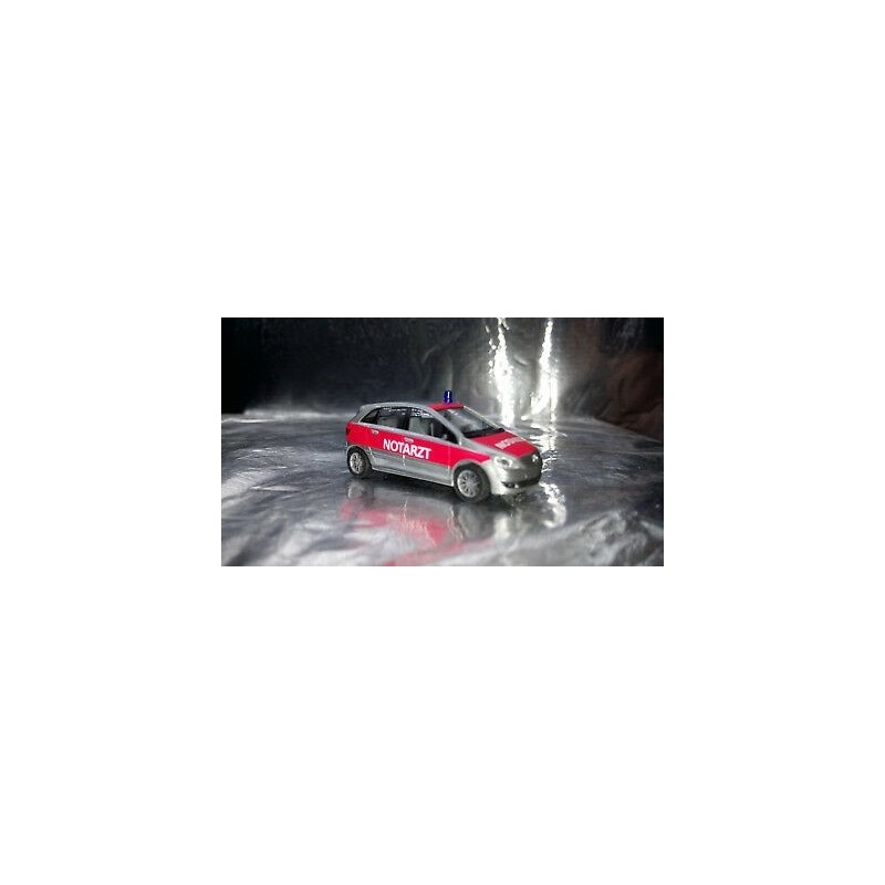 Mercedes-Benz B-Class "Notarzt", skala 1:87, Herpa, czerwony samochód pogotowia z napisem "Notarzt".