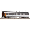 Wagon osobowy ROCO 45590, skala 1:87, szary i biały z pomarańczowymi akcentami.