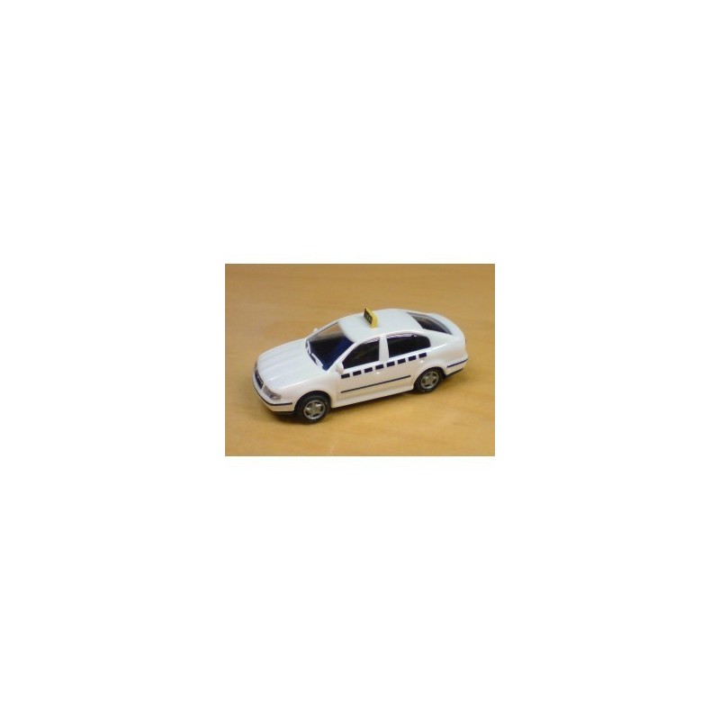 Model redukcyjny SKODA Octavia Taxi, skala 1:87, biały z niebieskimi paskami, lampa żółta.