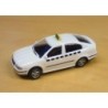 Model redukcyjny SKODA Octavia Taxi, skala 1:87, biały z niebieskimi paskami, lampa żółta.
