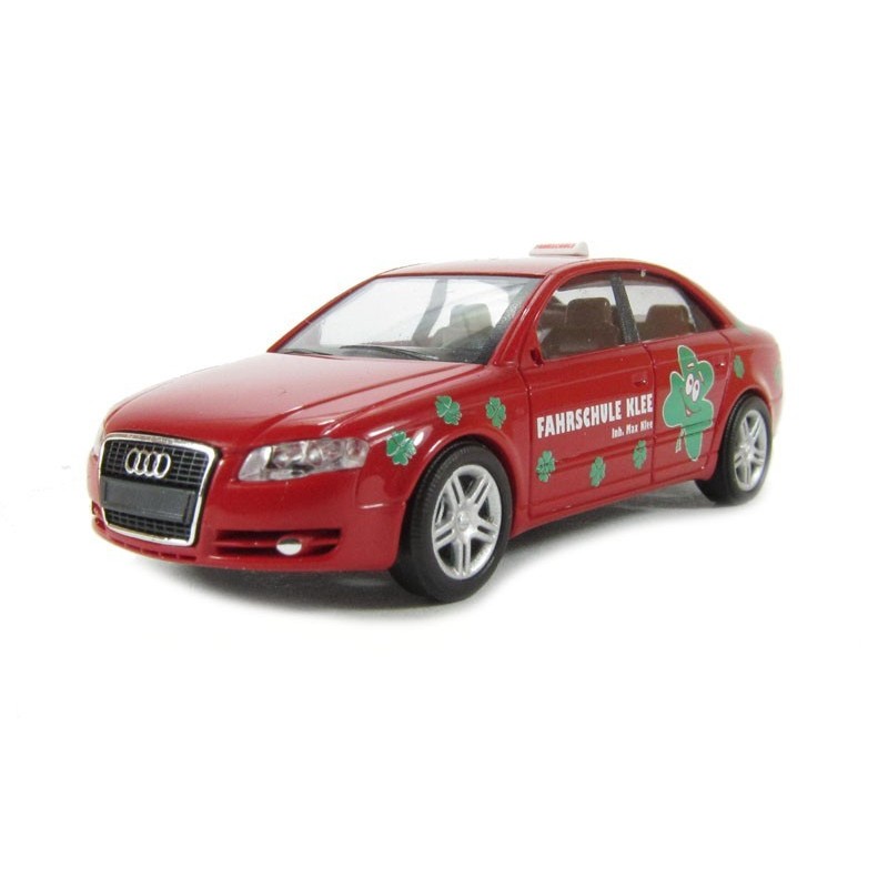 Model redukcyjny Audi A4, skala 1:87, BUSCH. Czerwony samochód z zielonymi koniczynami i napisem Fahrschule Klee.