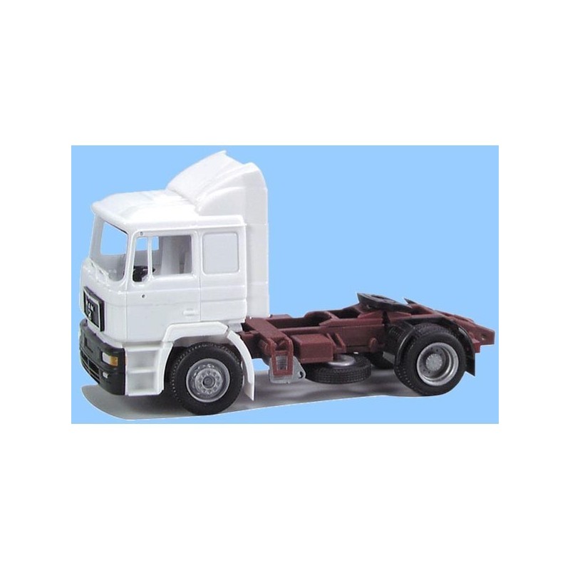 Model redukcyjny MAN F 2000, skala 1:87, biały z czerwonym podwoziem.