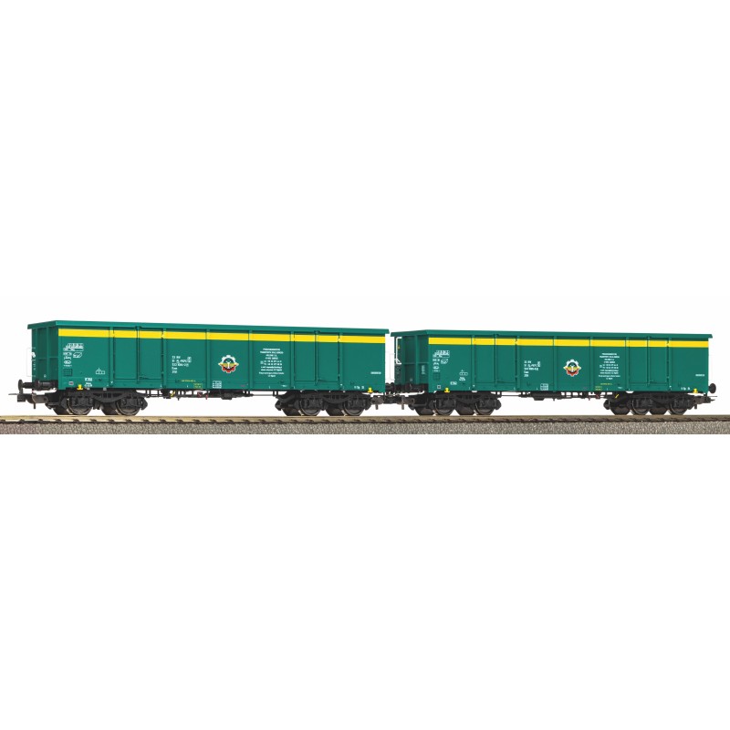 Dwa wagony towarowe PIKO 28314, skala H0, zielone z żółtą listwą, oznaczenia PKP Cargo.