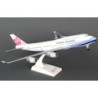 Model samolotu China Airlines Boeing 747-400F, skala 1:400, JC WINGS. Biały kadłub, niebieski pasek, różowy kwiat na ogonie.