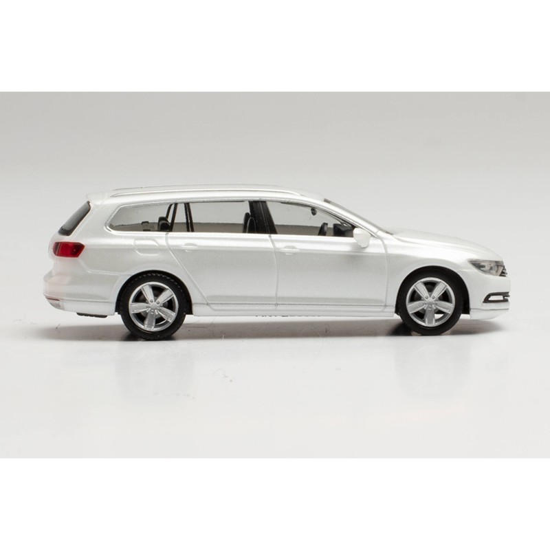 VW Passat Variant, skala H0, HERPA, biały perłowy.