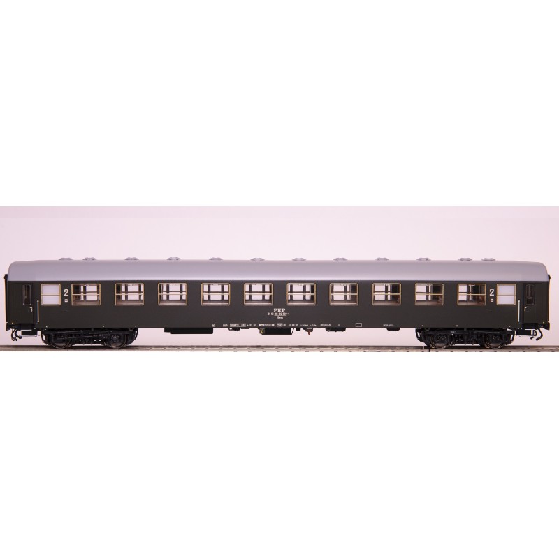 Model redukcyjny wagonu osobowego 2kl 111A, skala H0, epoka IVb, stacja Szczecin.
