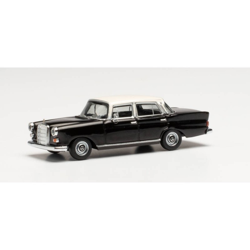 Model redukcyjny Mercedes-Benz 200 Heckflosse, skala 1:87, Herpa. Czarny z białym dachem.
