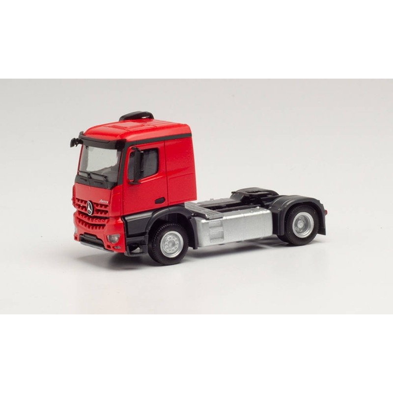 Model redukcyjny Mercedes-Benz Arocs, skala 1:87, Herpa. Czerwona ciężarówka.