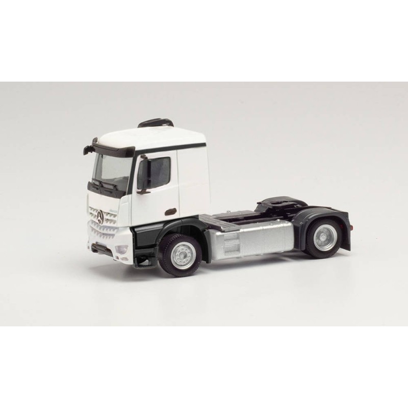 Model redukcyjny Mercedes-Benz AROCS Classic Zugmaschine, skala 1:87, Herpa. Biały, z czarnymi detalami.