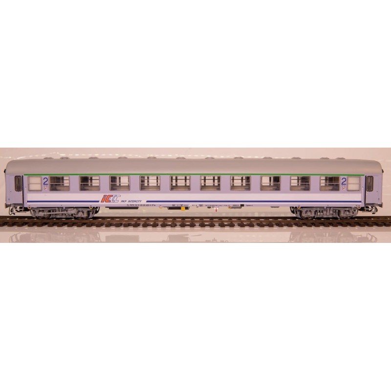 Model wagonu osobowego 2 klasa 111Ah typ Y, skala H0, ROBO, malowanie PKP Intercity.