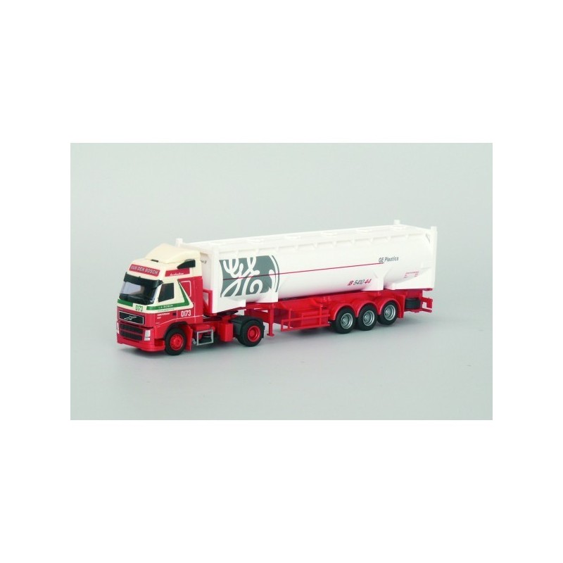 Model redukcyjny Volvo, skala 1:87, AWM. Czerwony ciągnik siodłowy z białą cysterną.